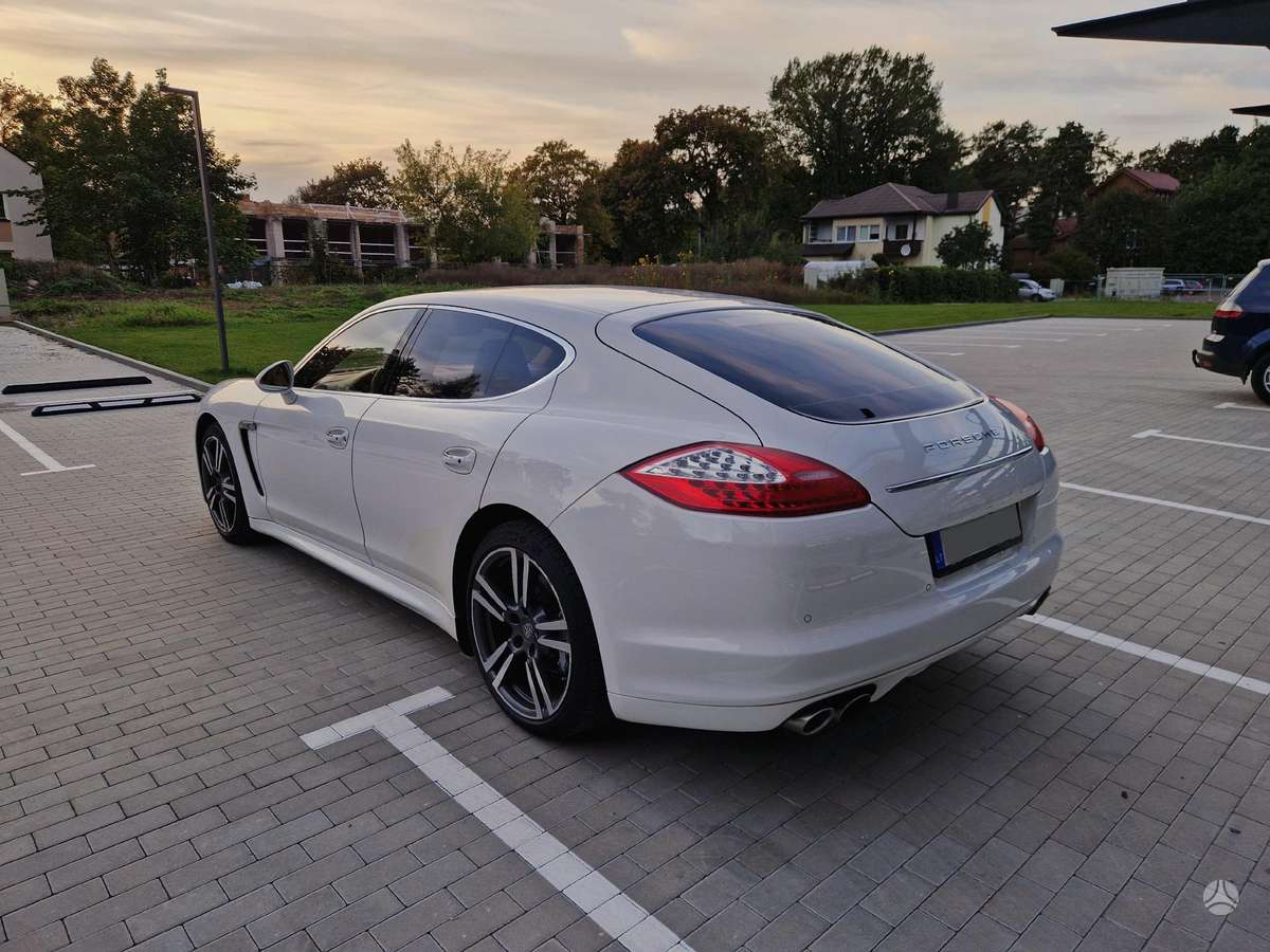 Porsche Panamera - 4