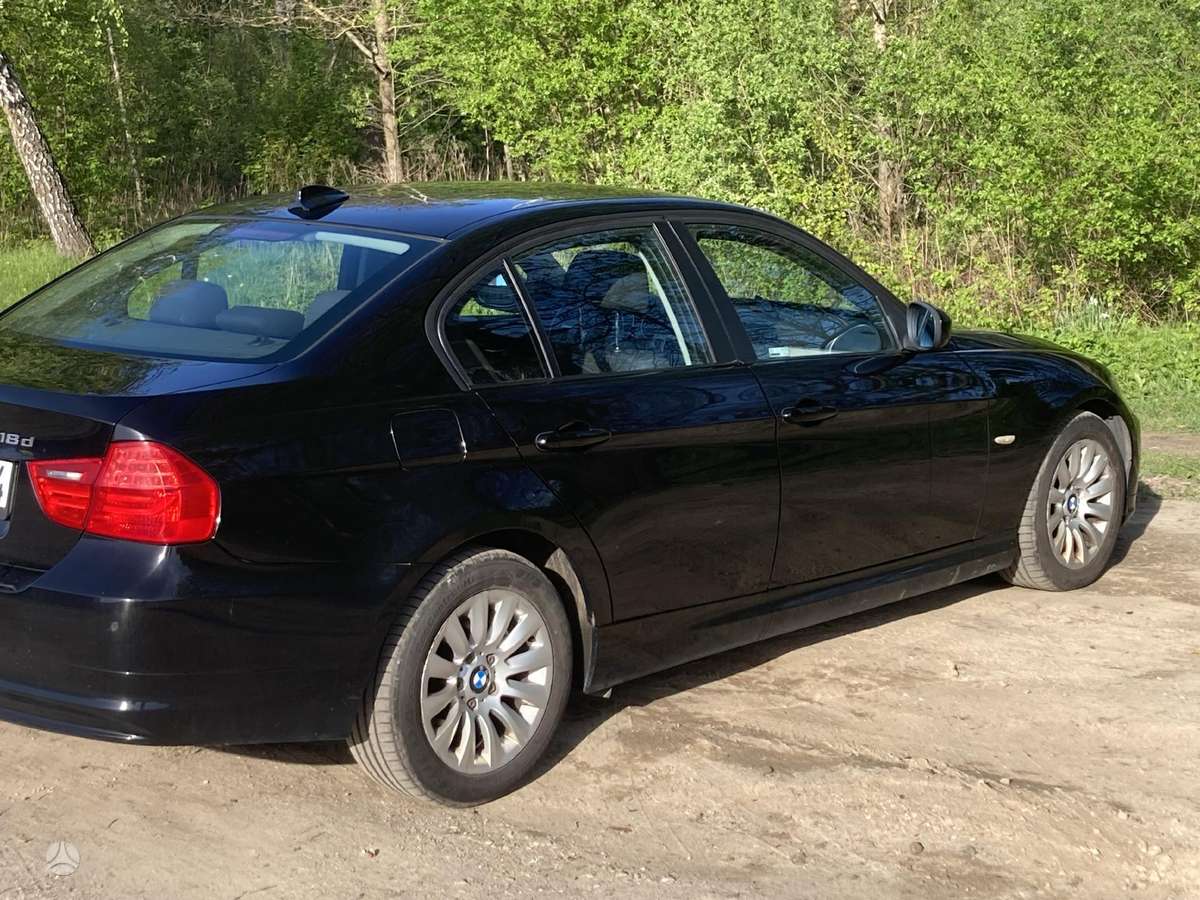 BMW 318, Седан