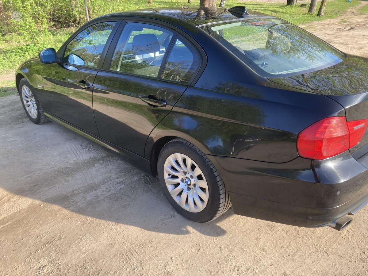 BMW 318, Седан