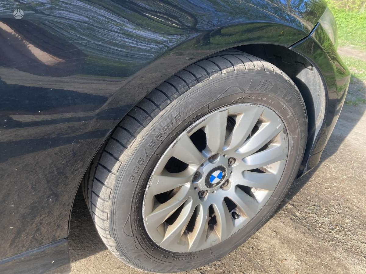 BMW 318, Седан