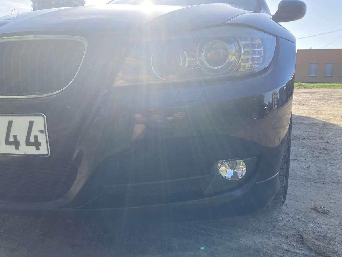 BMW 318, Седан