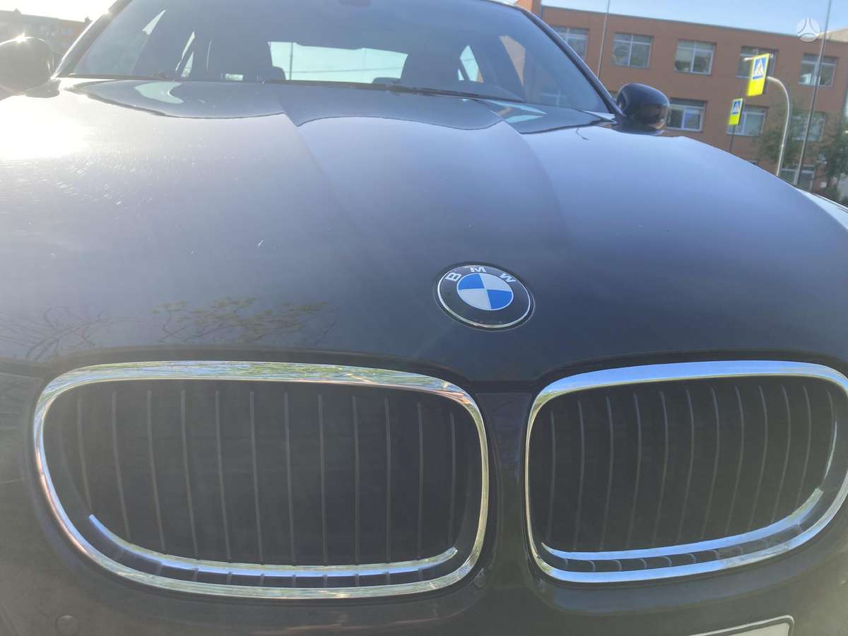 BMW 318, Седан