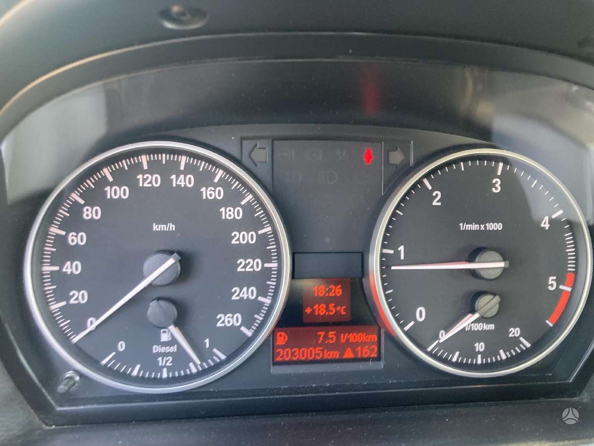 BMW 318, Седан