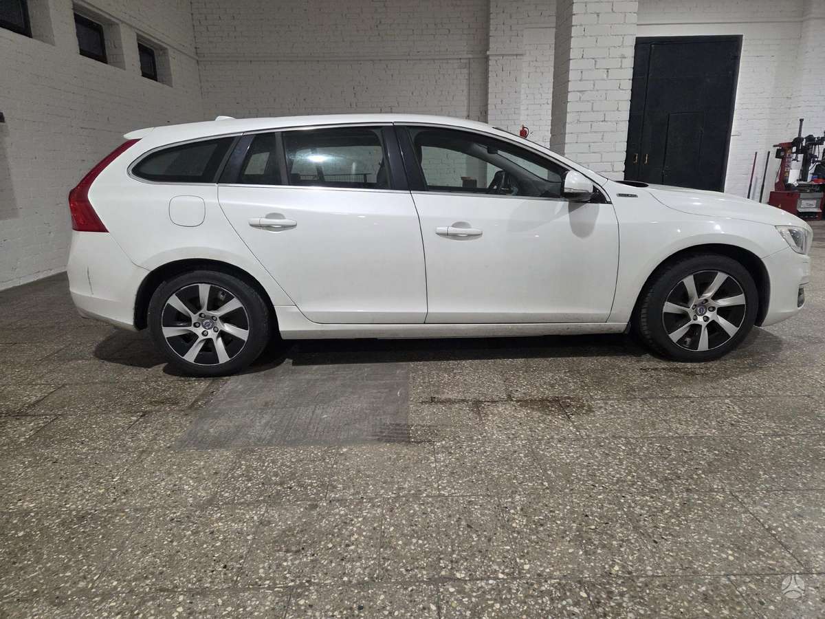 Volvo V60 Baltas perlas 707 46