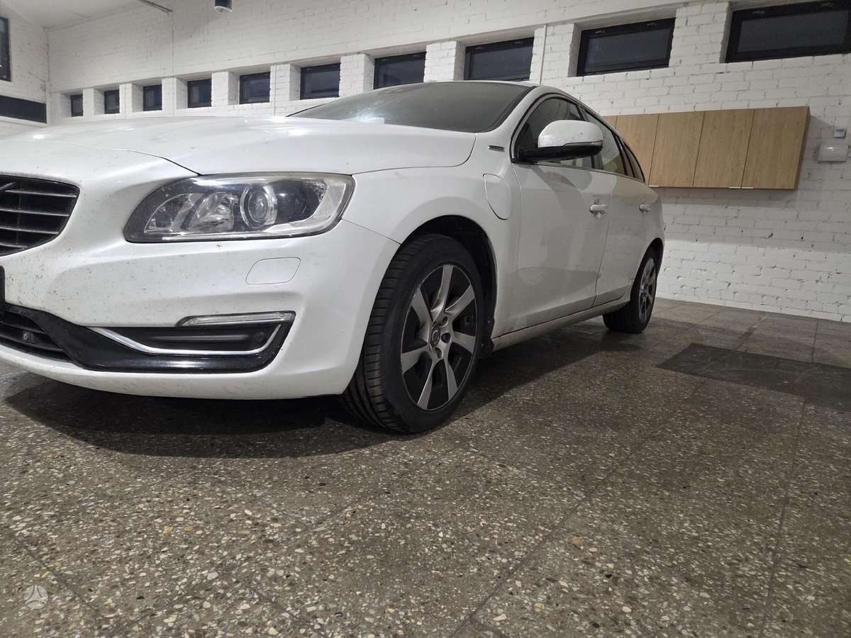 Volvo V60 Baltas perlas 707 46