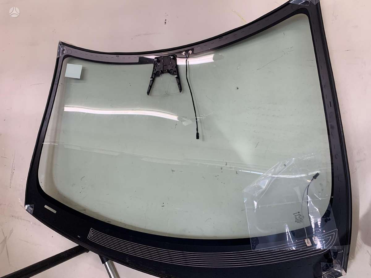 Tesla Model S Tik stiklai galime ir pakeisti