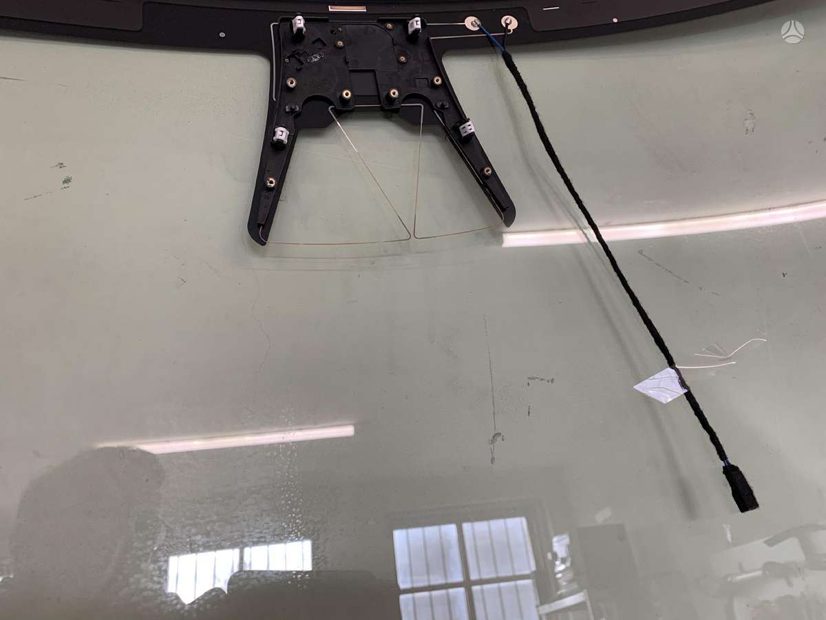 Tesla Model S Tik stiklai galime ir pakeisti