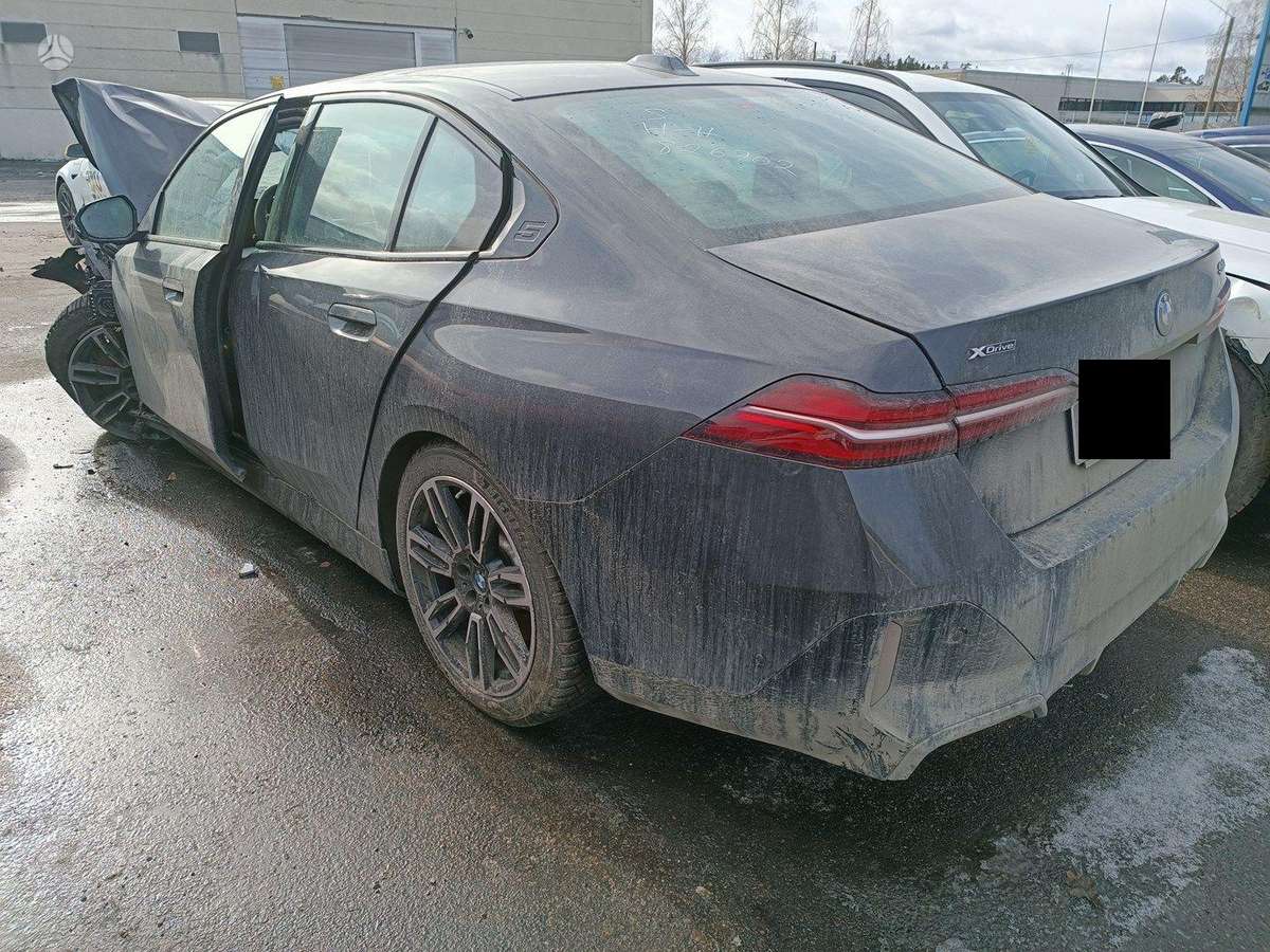 BMW 5 serija dalimis