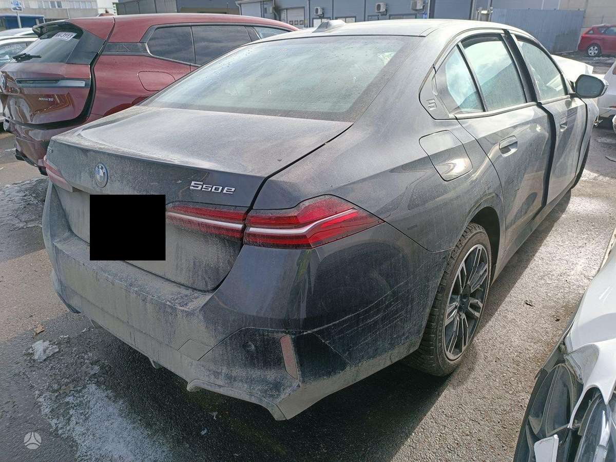 BMW 5 serija dalimis