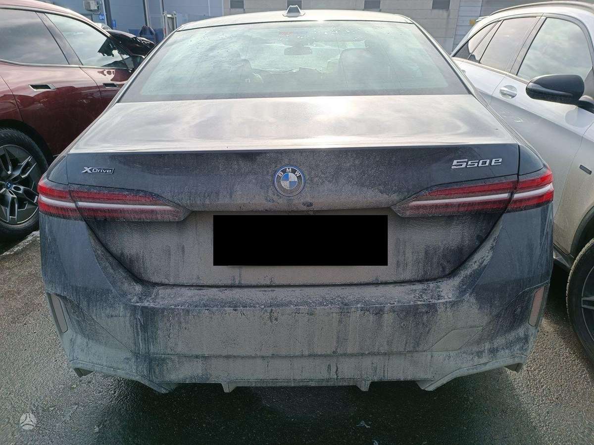 BMW 5 serija dalimis