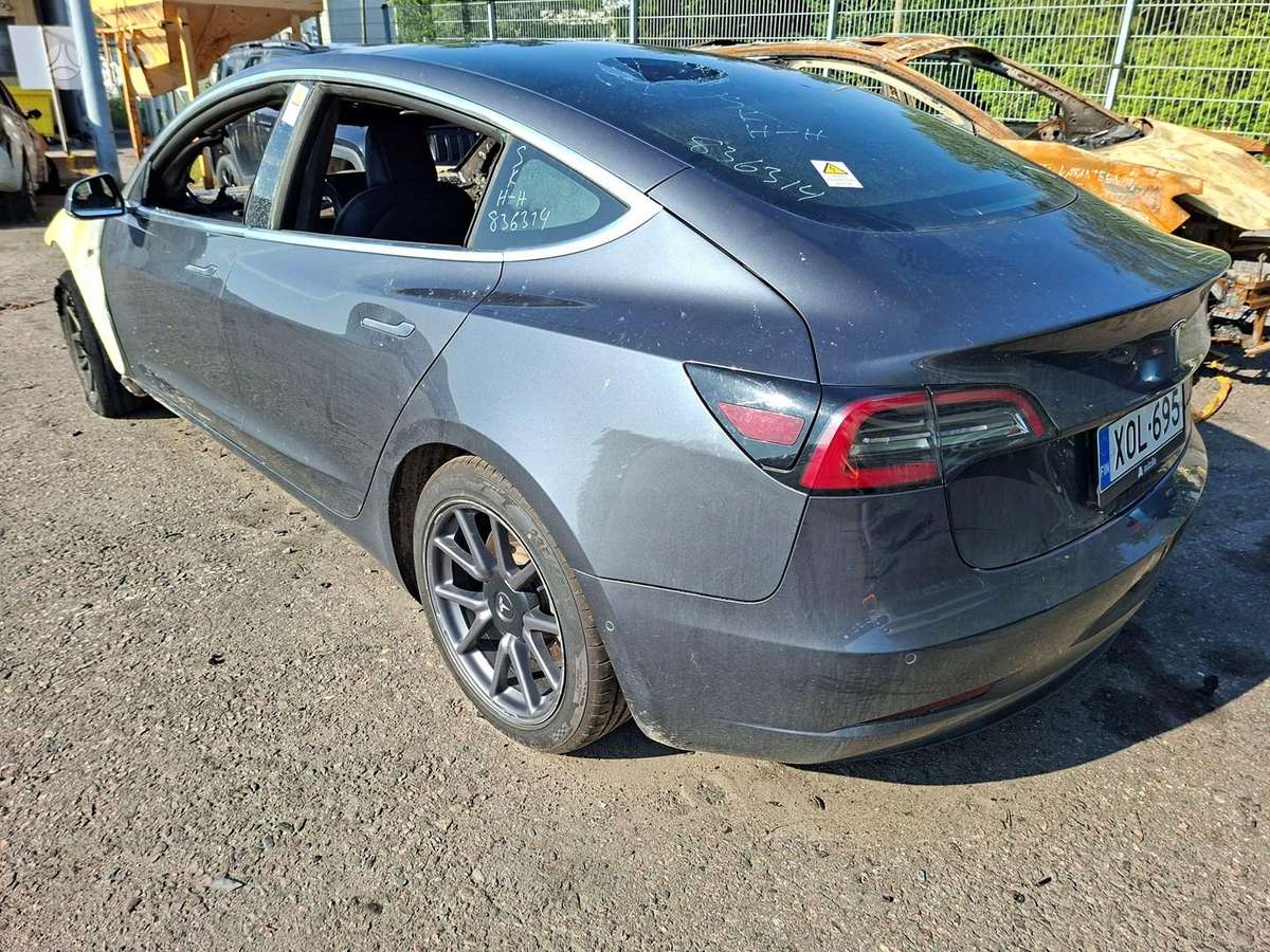 Tesla Model 3 rezerves daļās