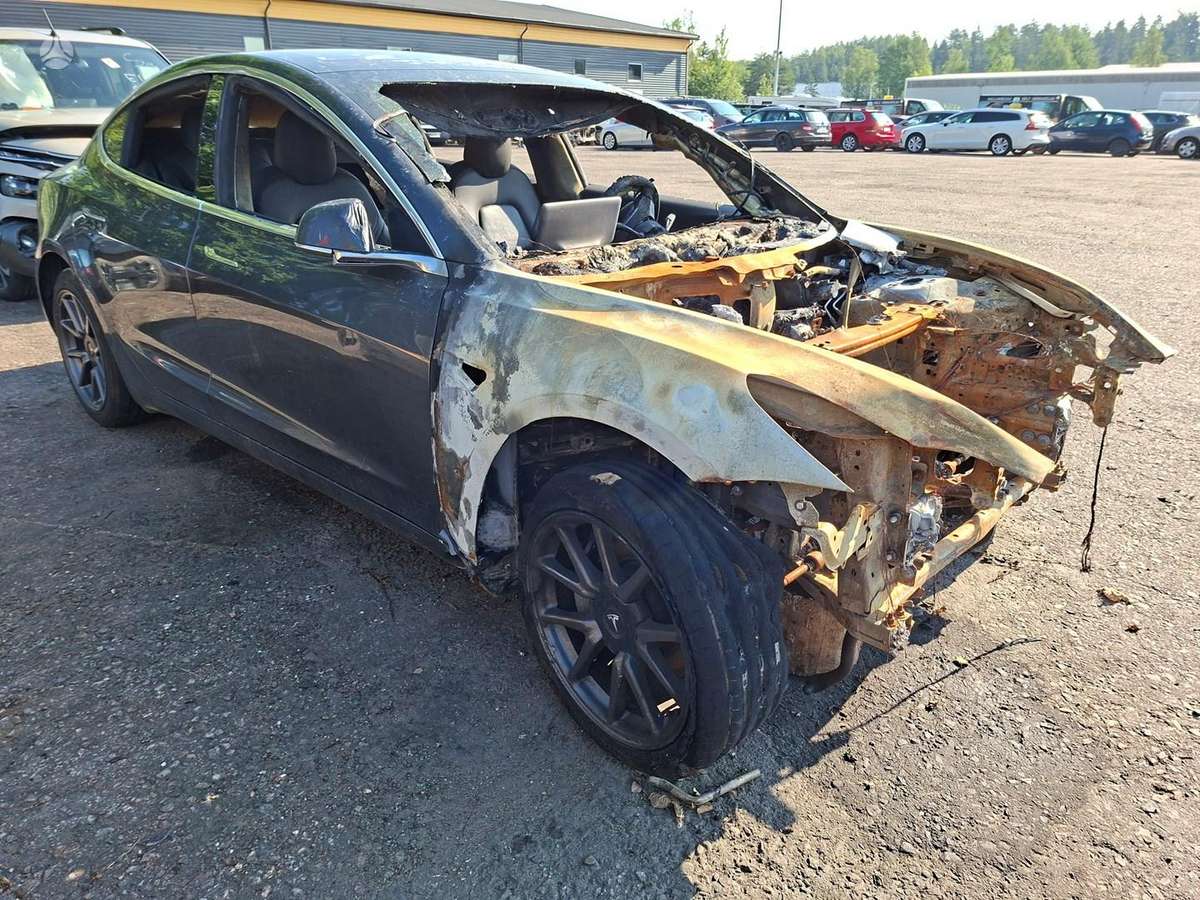 Tesla Model 3 rezerves daļās
