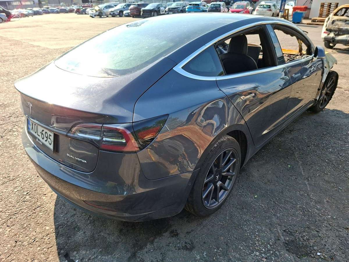 Tesla Model 3 rezerves daļās