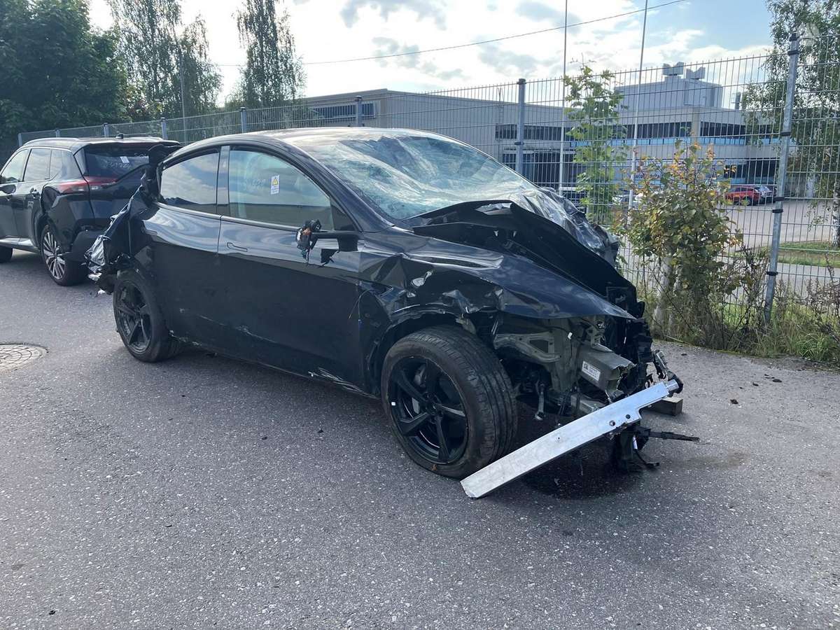 Tesla Model Y dalimis