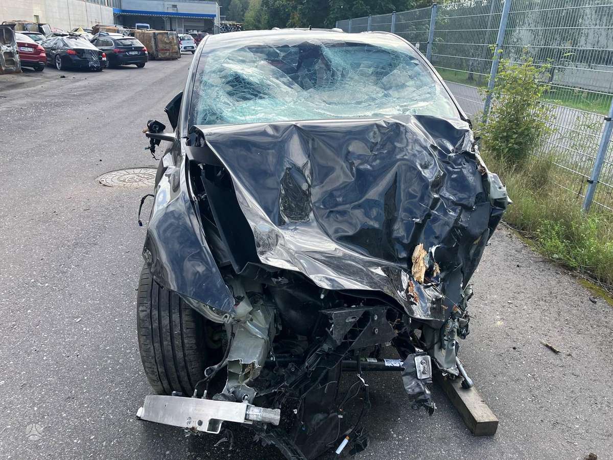 Tesla Model Y rezerves daļās