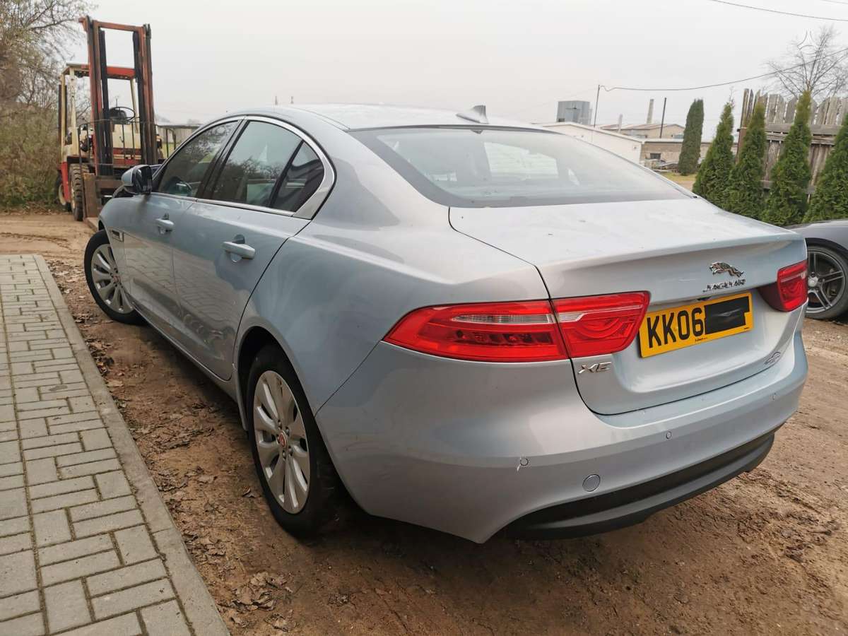 Jaguar XE dalimis