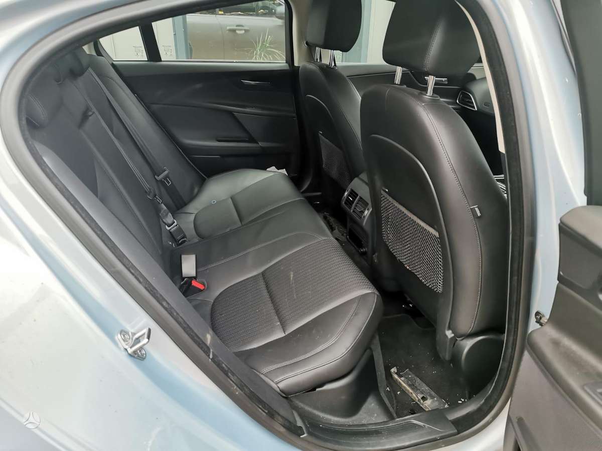 Jaguar XE по частям