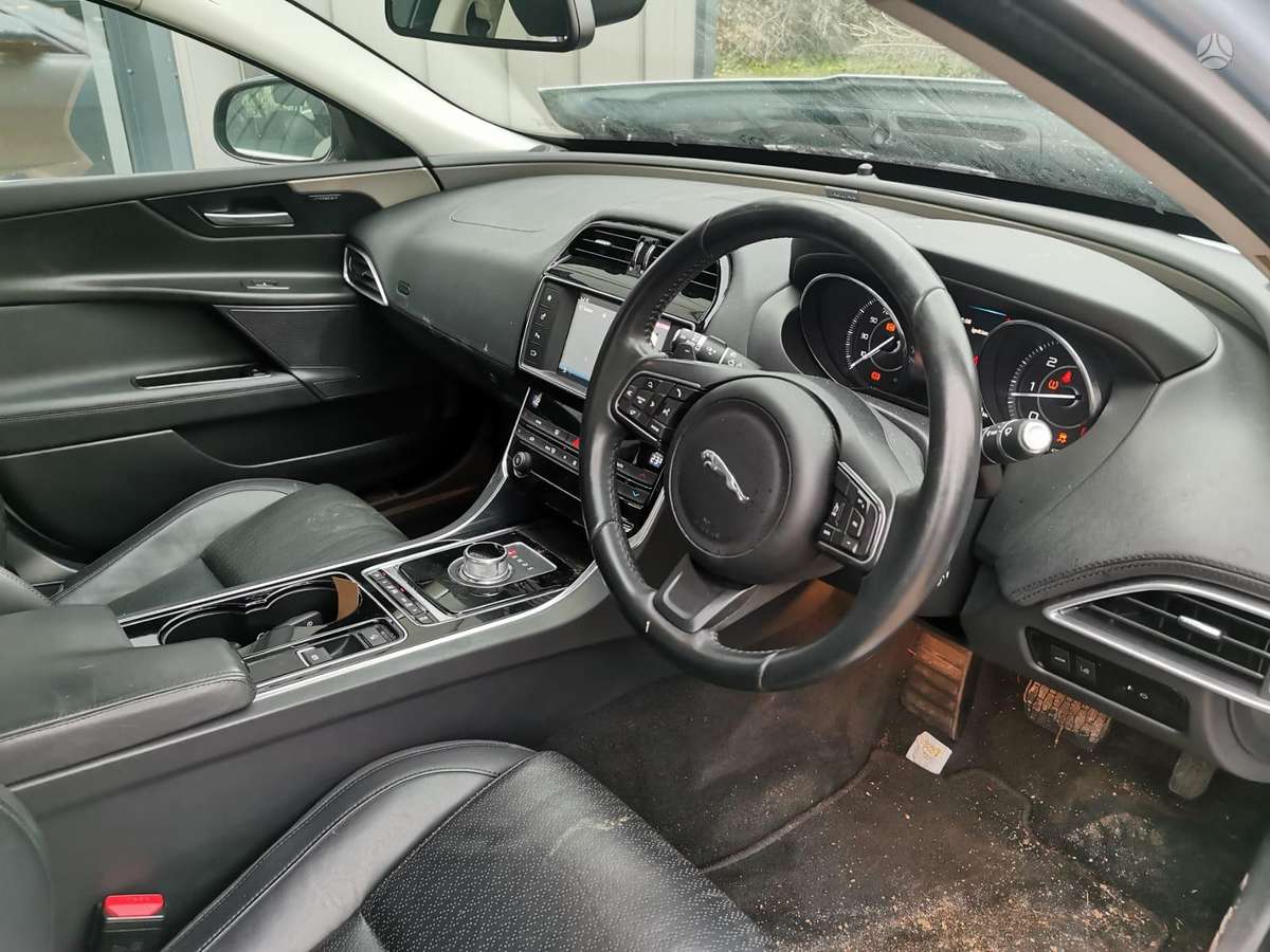 Jaguar XE по частям