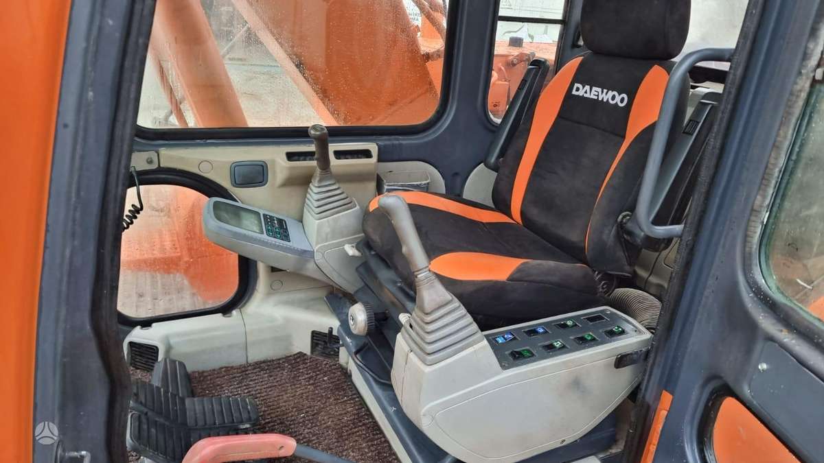 Daewoo SL130LC-V, excavator