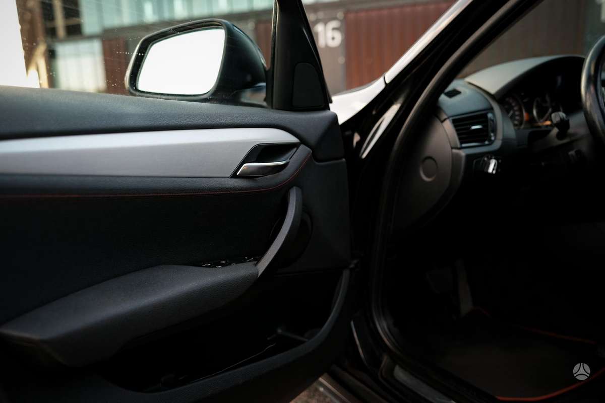 BMW X1, 2.0 l., off-road / crossover