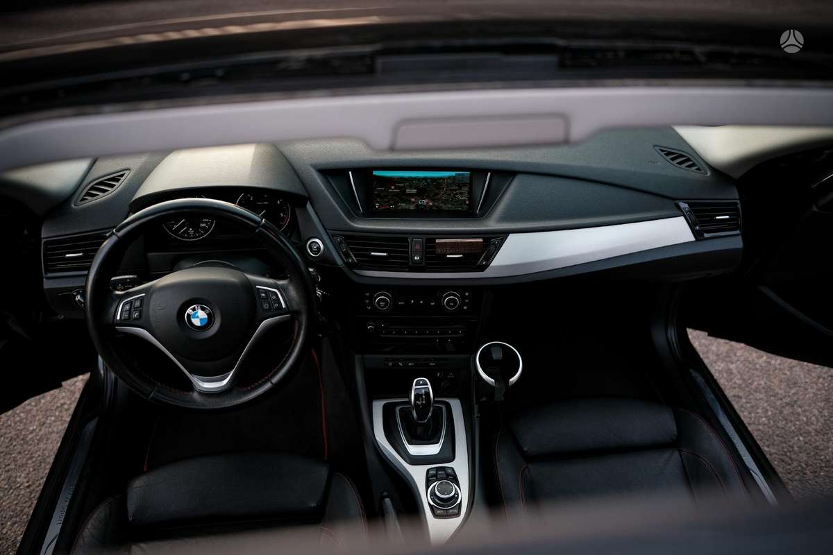 BMW X1, 2.0 l., off-road / crossover