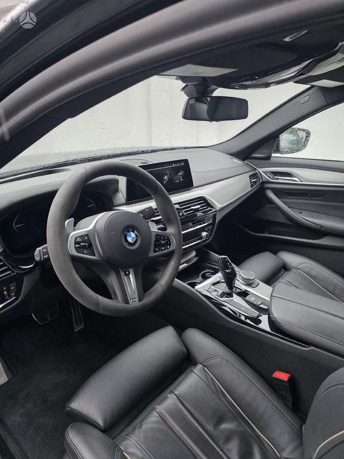 BMW M550, 4.4 l., sedanas