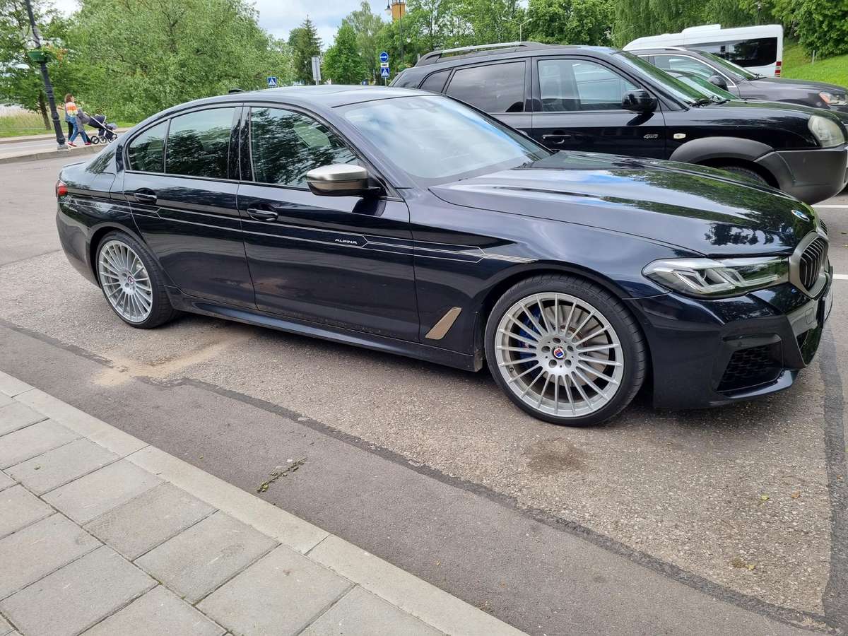 BMW M550, 4.4 l., sedanas