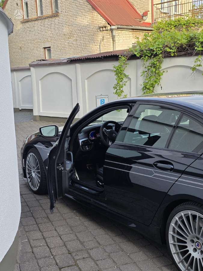 BMW M550, 4.4 l., sedanas