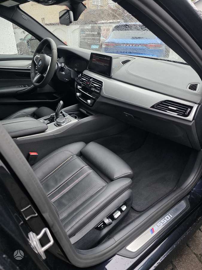 BMW M550, 4.4 l., sedanas