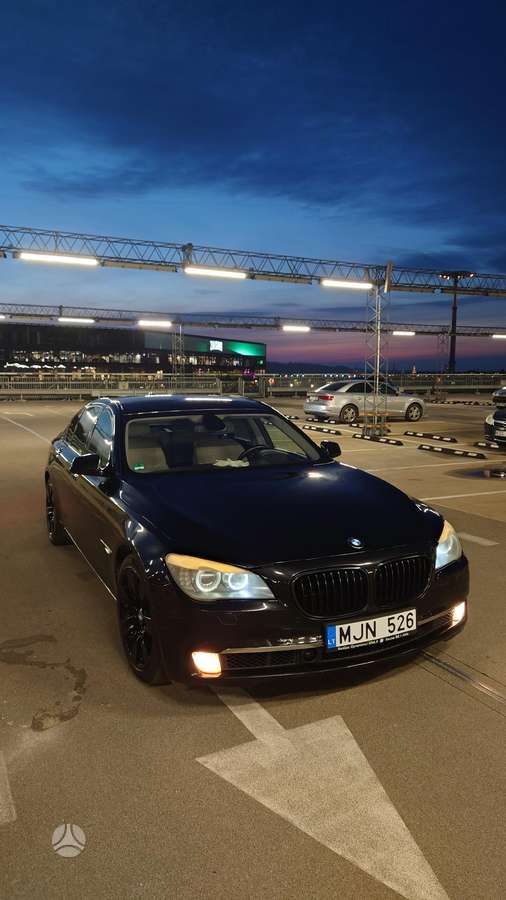 BMW 750, 4.4 l., Седан
