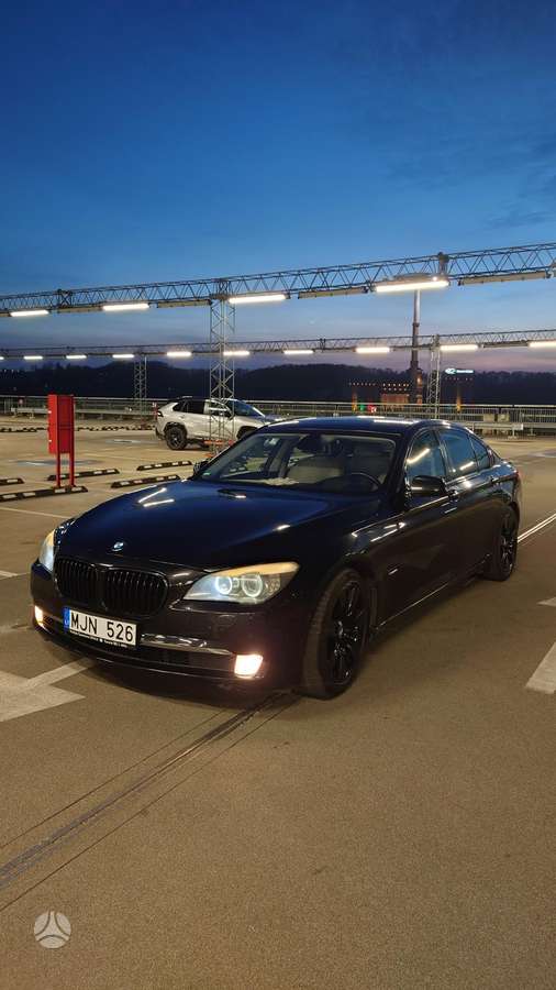 BMW 750, 4.4 l., Седан