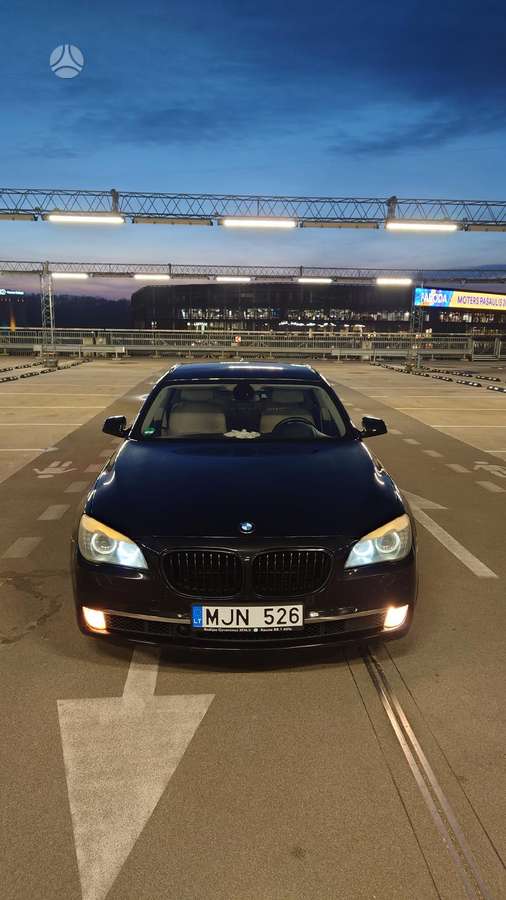 BMW 750, 4.4 l., Седан