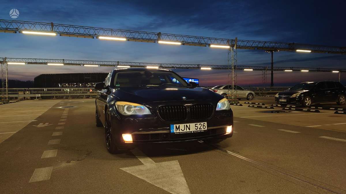 BMW 750, 4.4 l., Седан