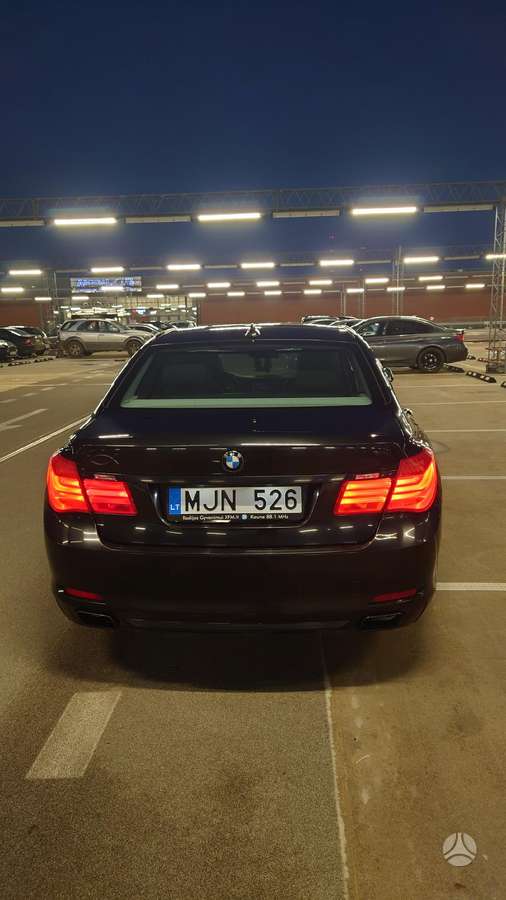 BMW 750, 4.4 l., Седан