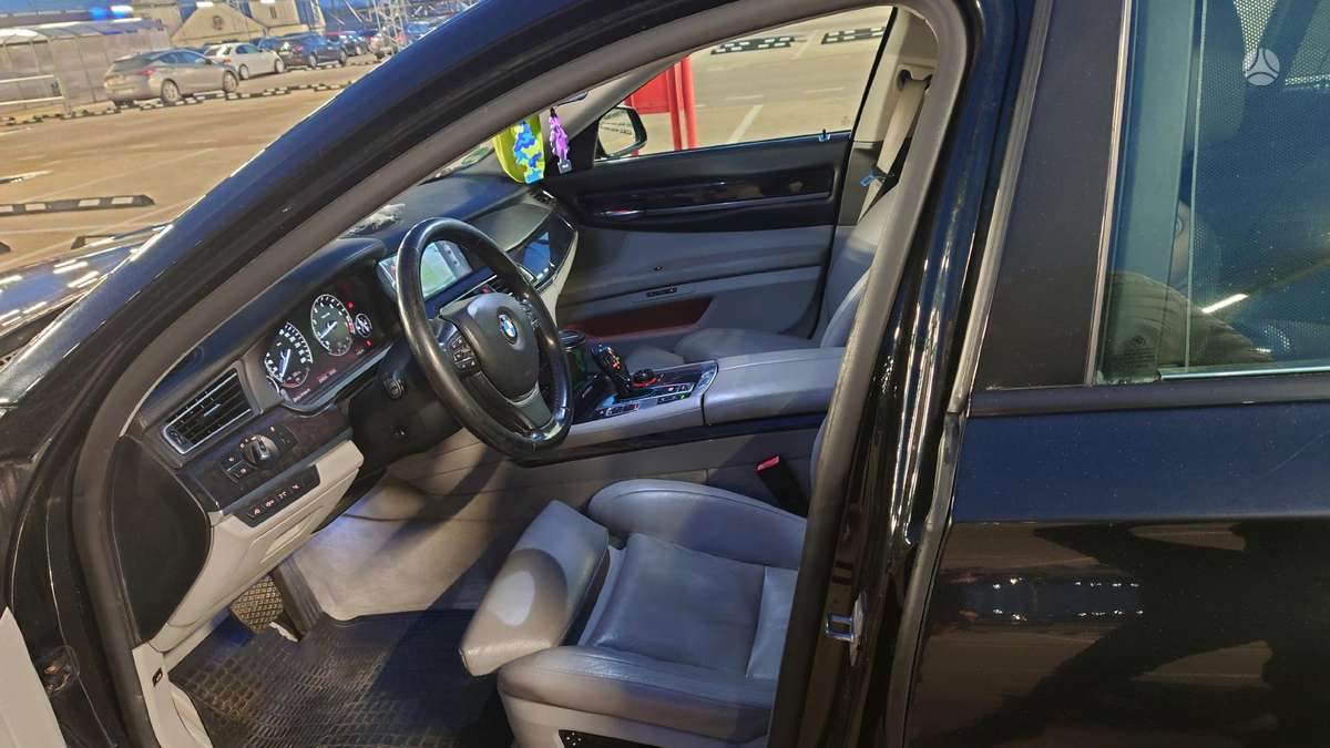 BMW 750, 4.4 l., Седан
