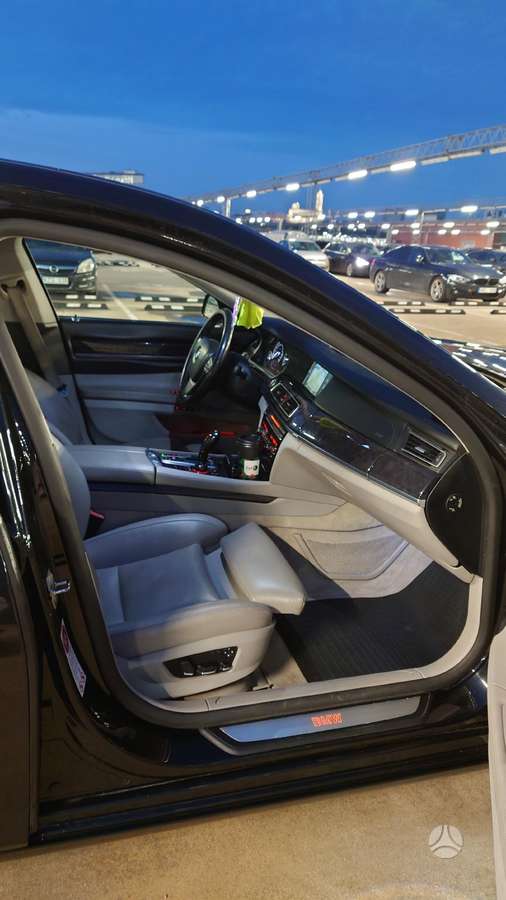 BMW 750, 4.4 l., Седан