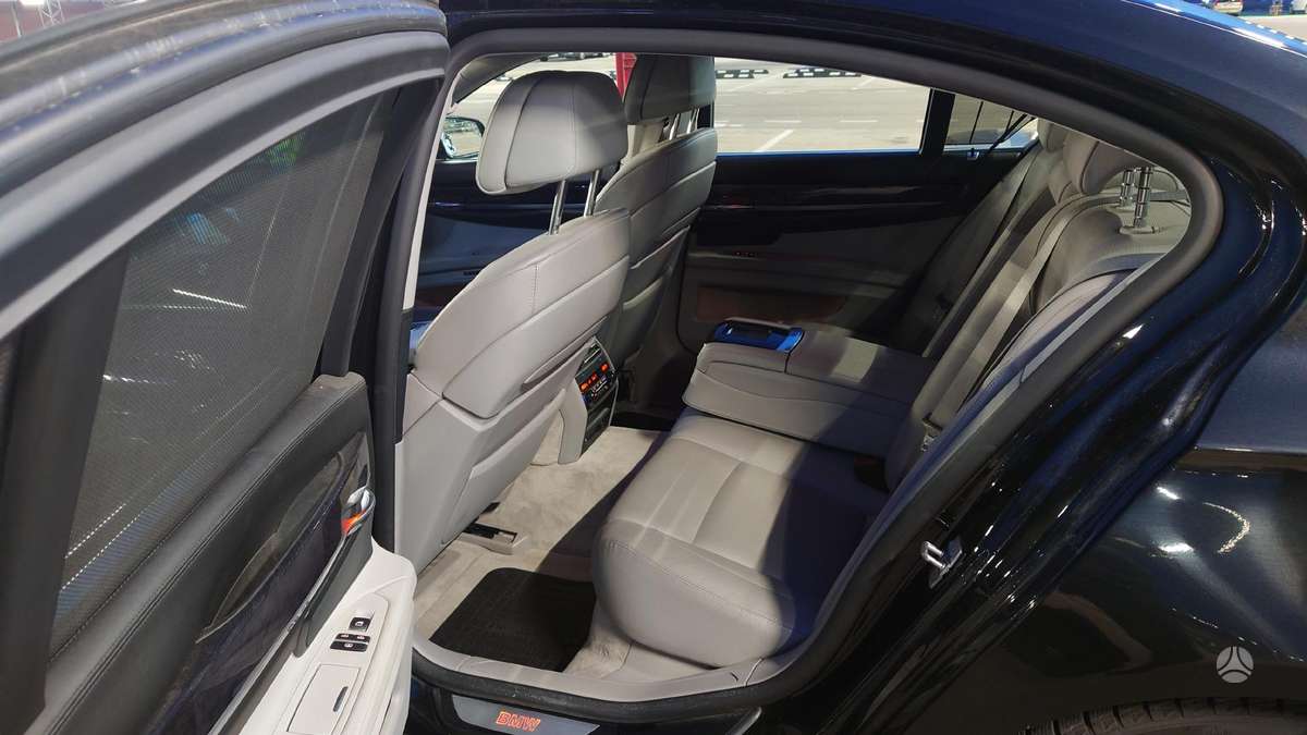 BMW 750, 4.4 l., Седан