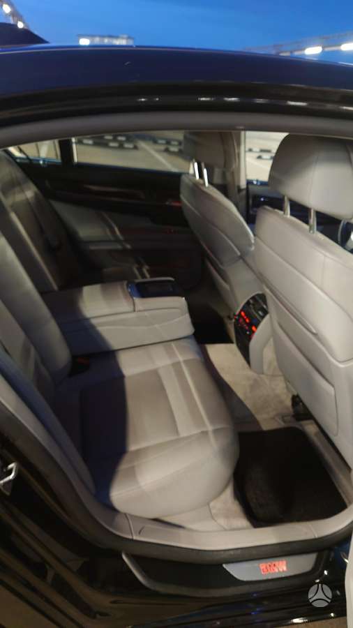 BMW 750, 4.4 l., Седан