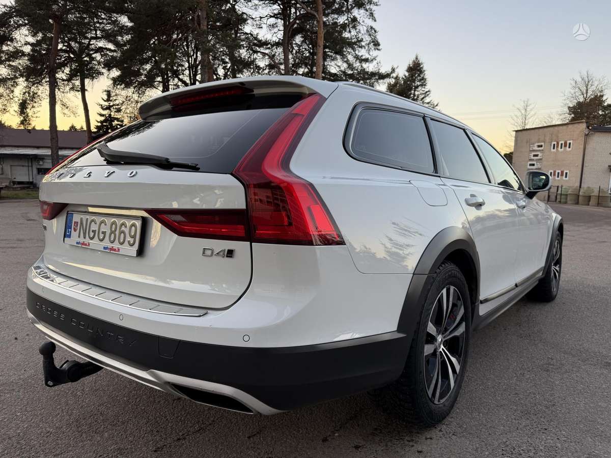 Volvo V90 Cross Country - 6