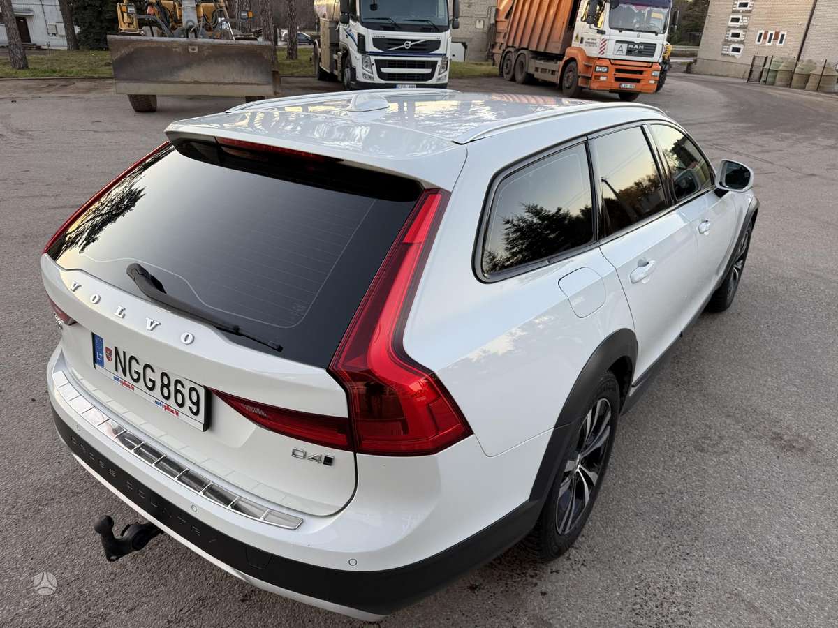 Volvo V90 Cross Country - 11