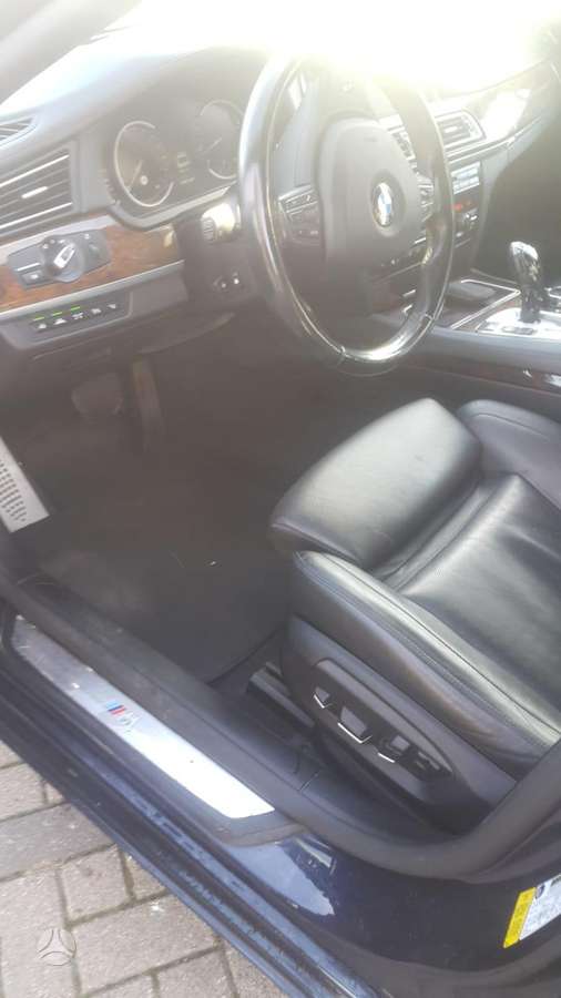 BMW 750, 4.4 l., Седан