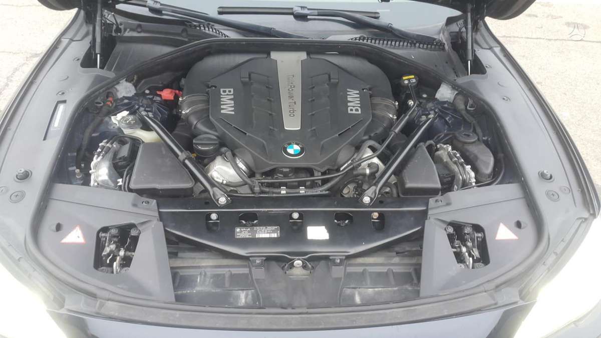 BMW 750, 4.4 l., Седан