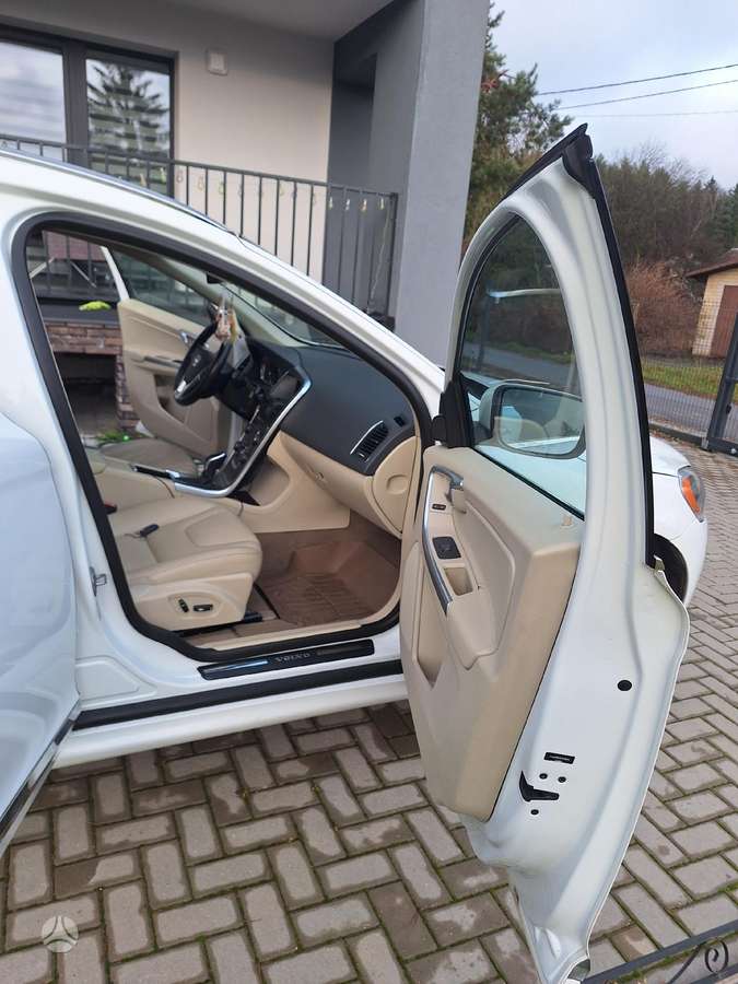 Volvo XC60, 3.2 l., off-road / crossover