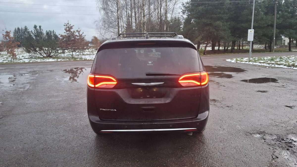 Chrysler Pacifica dalimis
