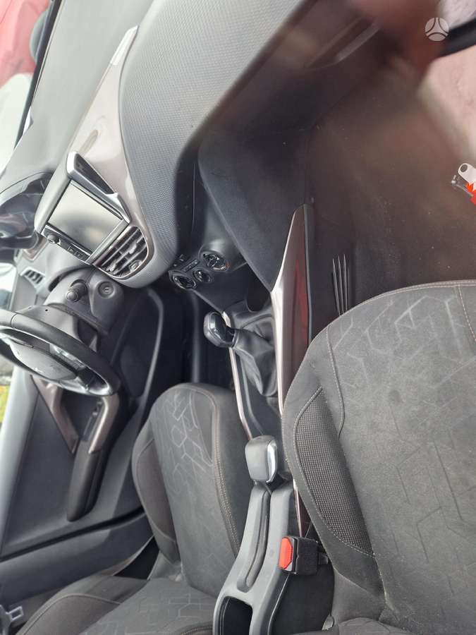 Peugeot 2008 - 8