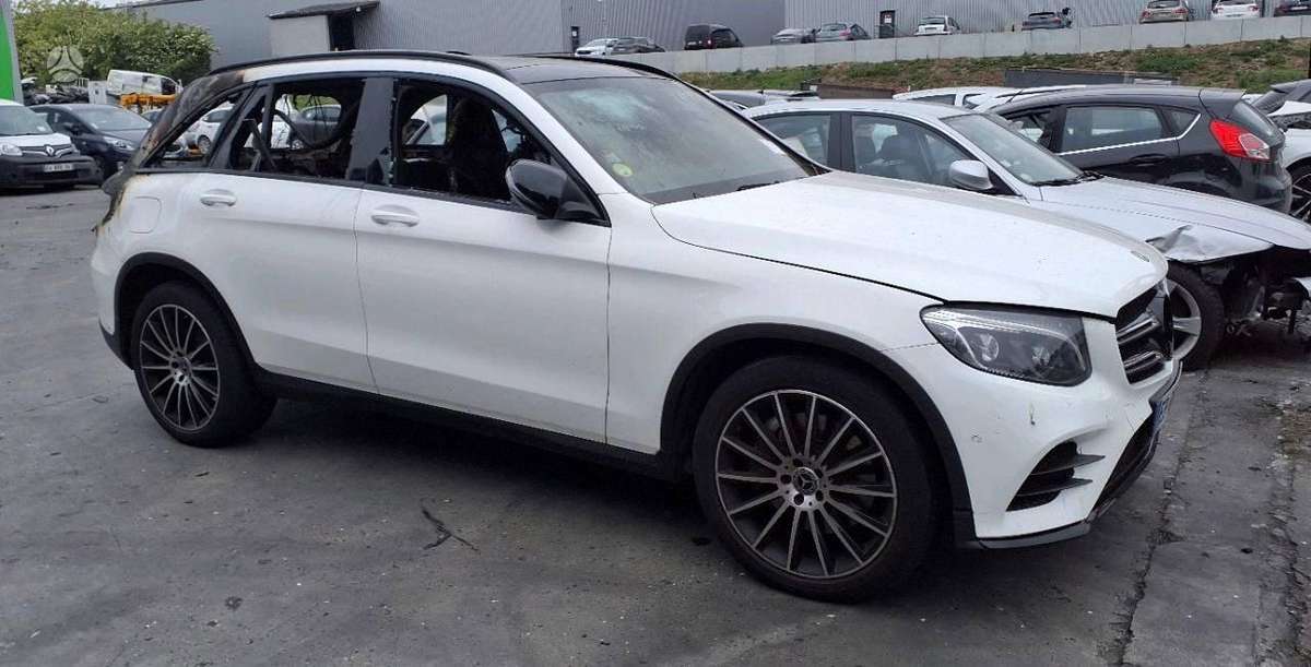 Mercedes-Benz GLC220 dalimis