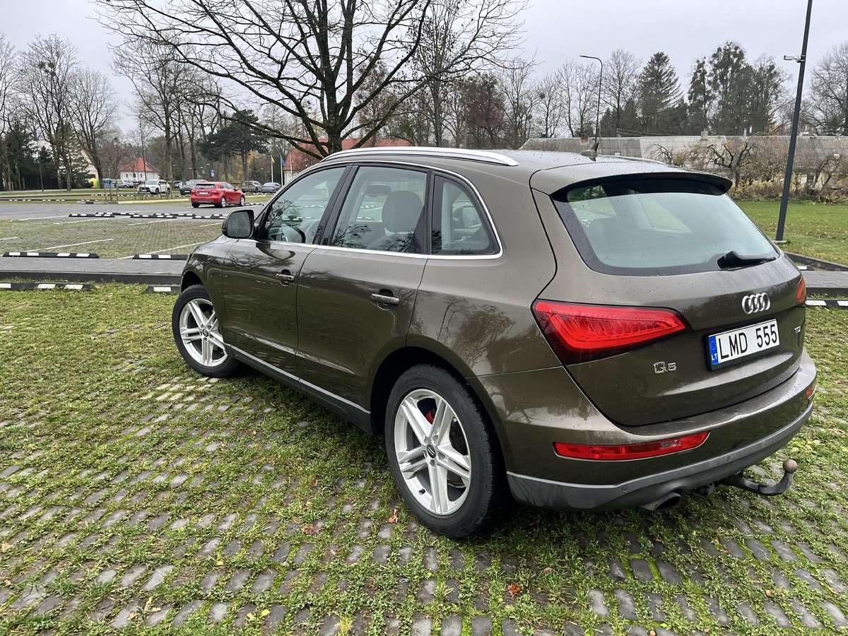 Audi Q5, 2.0 l., off-road / crossover