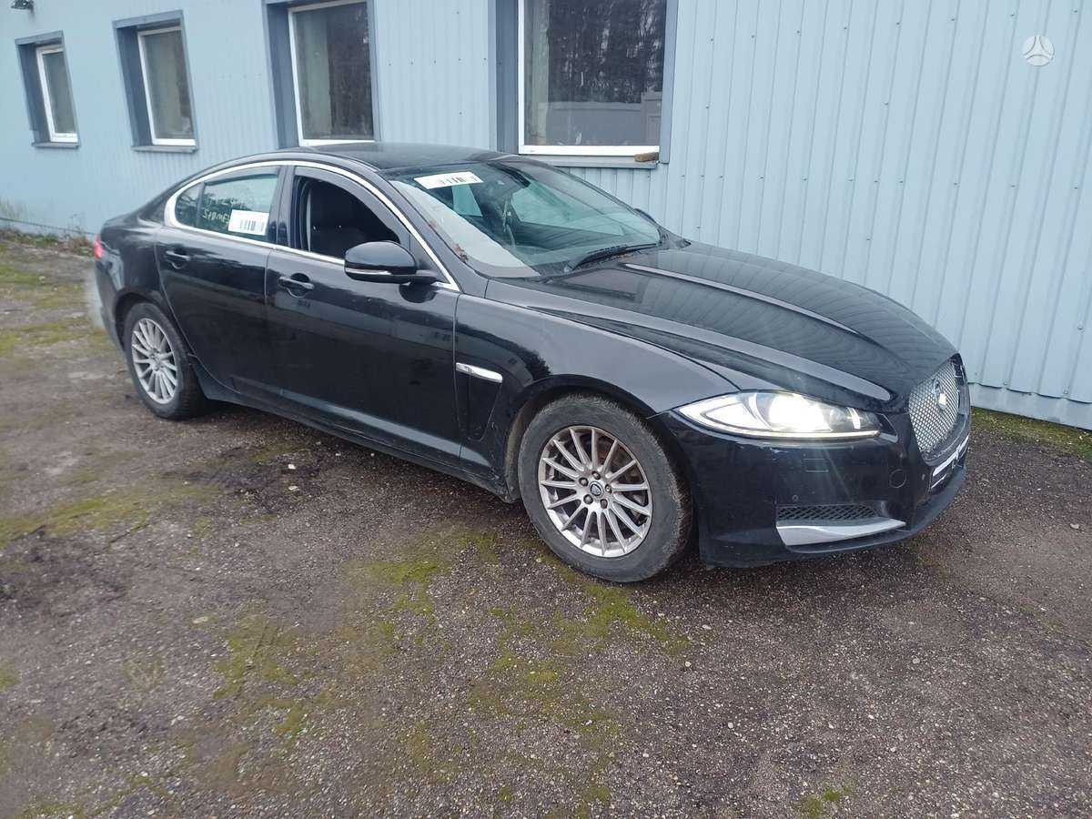 Jaguar XF dalimis. Coloe code pec
