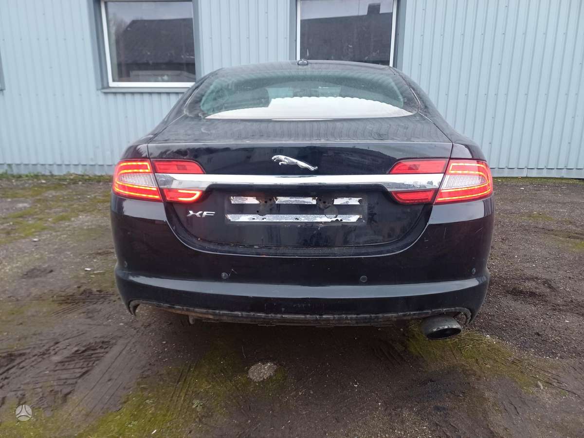 Jaguar XF dalimis. Coloe code pec