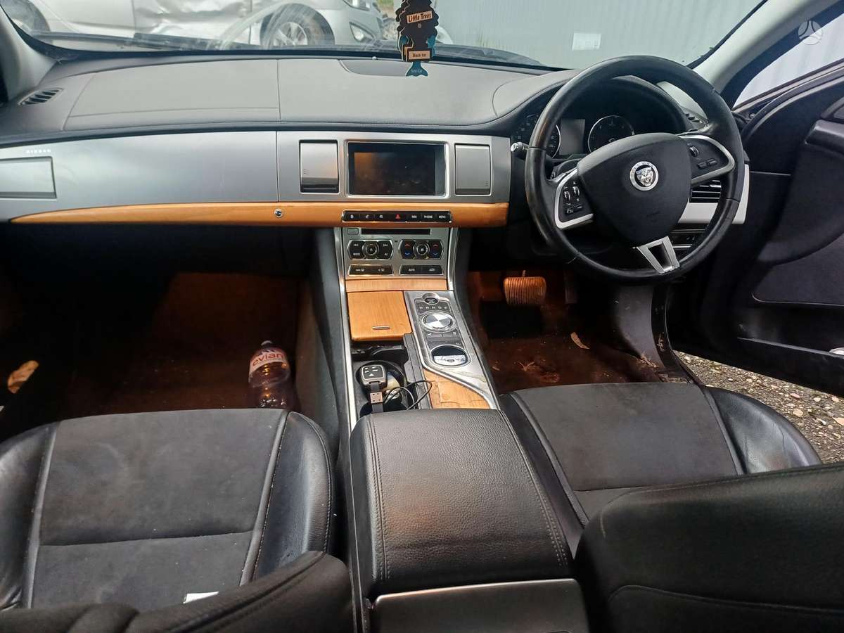 Jaguar XF dalimis. Coloe code pec